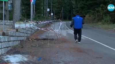 Дупки и разкопан асфалт в центъра на „Боровец” 