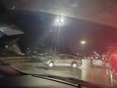 Катастрофа прати пътен работник в болница и блокира Околовръстното шосе