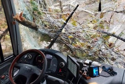 Торнадо преобърна коли в Гърция