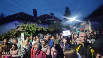 Граждански протест в Трявна събра стотици жители на града Те