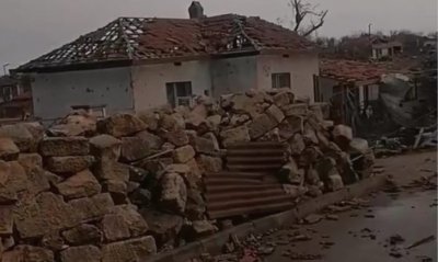 Силна буря отнесе покривите на близо сто къщи в исперихското