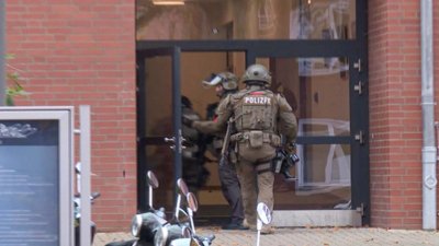 Полицията в Хамбург е на крак след като двама въоръжени мъже