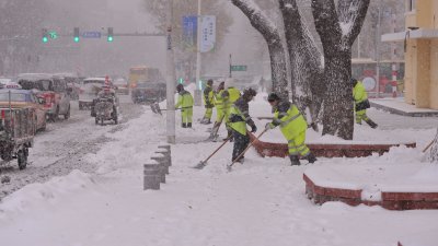 Североизточен Китай бе обхванат днес от необичайно студено време и снежни бури които