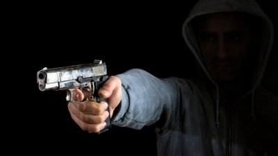 Мъж стресна видинчани в заведение носел пистолет в джоба си
