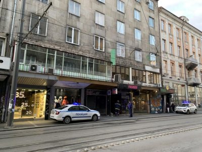 Пожар в магазин за дрехи на улица Алабин  в центъра на София вдигна на крак столичните пожарникари Инцидентът стана рано