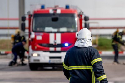 Пожарникари спасиха 90 годишен мъж паднал върху покрив в Летница съобщиха от полицията Сигналът
