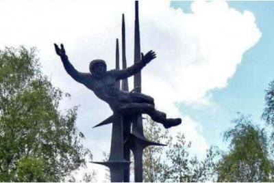 В Лвов беше съборена скулптура със съветски космонавт неофициално наричан