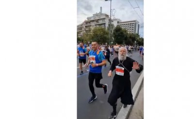 Архимандрит на 65 години се включи в 5 километров маратон облечен