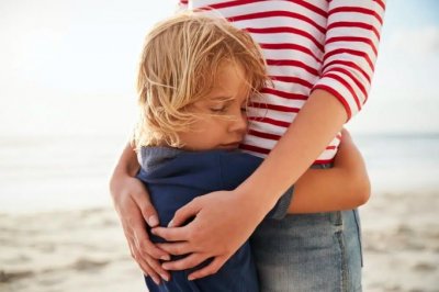 Трогателно: Дете се обади на спешния телефон да поиска прегръдка 
