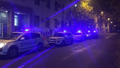 Майка баща и син опитаха да влязат с пушка в