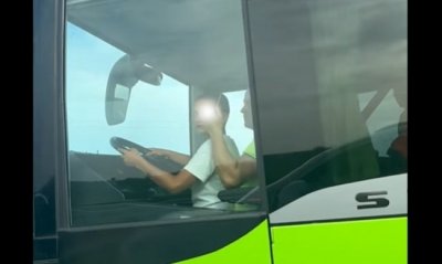 Глобиха мъжа позволил на дете да кара автобус на градския