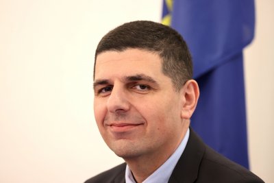 Според Ивайло Мирчев от Продължаваме Промяната Демократична България когато премиерът каже  че има проблем с шефа