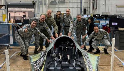 Българска делегация посети завода за производство на F-16