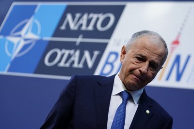 Заместник-генералният секретар на НАТО е в България