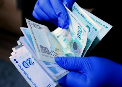Полицията търси собственика на пари, намерени в контейнер във Велико Търново