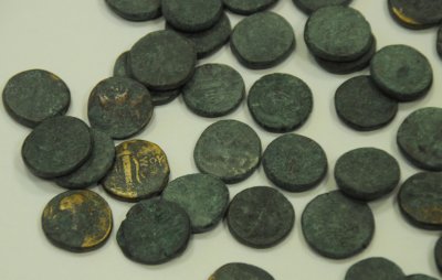 Полицаи от Нови пазар иззеха 32 монети и три предмета