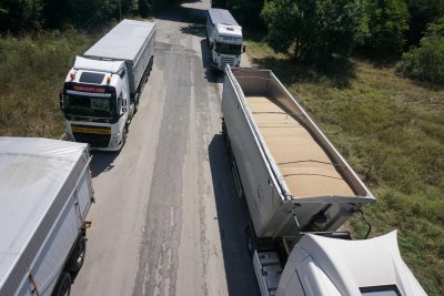 Стотици товарни автомобили са блокирани на пътя Варна Добрич