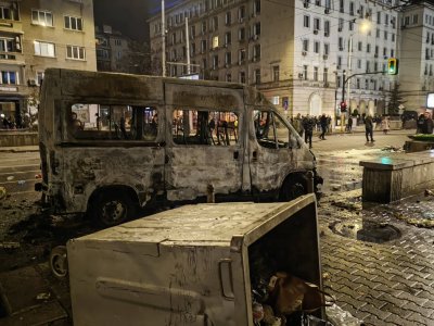 38 са задържаните за погрома на протеста в София