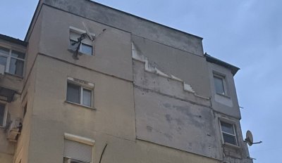 Силният вятър в Пловдив събори част от изолацията на блок