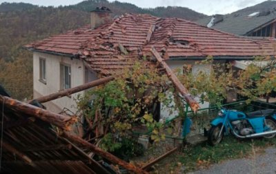 Отнесени керемиди от покриви са част от пораженията в Смолян