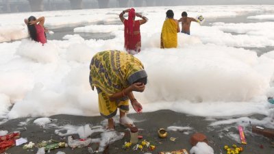 Токсична пяна покри свещената река Ямуна в Индия