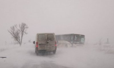Няколко пътища в страната са затворени заради снегопочистване съобщават от
