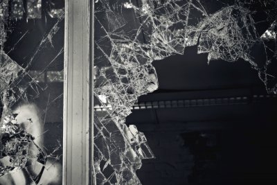 Полицаи заловиха младеж разбил прозорци на къща и на паркираните