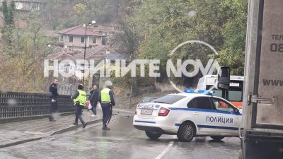 Катастрофа между два леки автомобила във Велико Търново затруднява движението