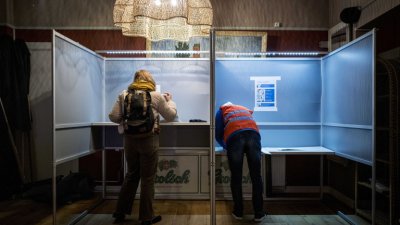 Нидерландия гласува на извънредни парламентарни избори 