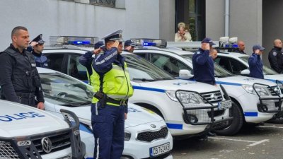 Столични полицаи излизат в обедната почивка в знак на подкрепа към МВР министъра Калин Стоянов и към пострадалите им колеги по