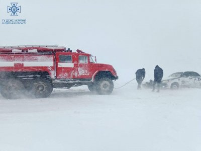 Най малко десет души загинаха при зимните бури обхванали Украйна съобщи
