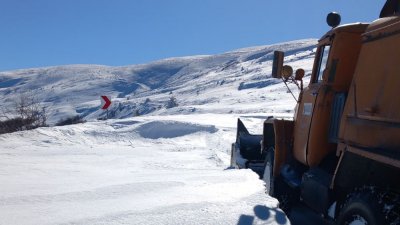 Снегът създаде проблеми в Монтанско – тирове закъсаха на околовръстния
