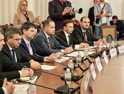 Вътрешният министър Калин Стоянов обясни пред депутати защо жандармеристите налагали