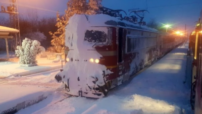 Три влака със 130 пътници сред които и деца  са блокирани