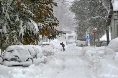 Затворени пътища, пристанища и сняг до два метра в Румъния
