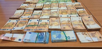 Митнически инспектори задържаха недекларирани 95 700 евро в района на