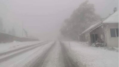 Опасно време с дъжд сняг и километрични задръствания Въпреки призивите