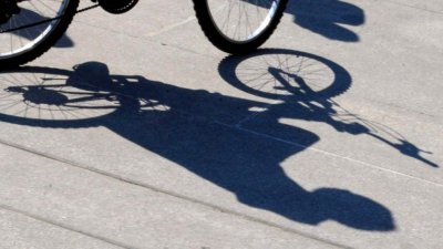 Полицията задържа двама велосипедисти за нанесен побой на водач на