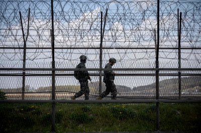 КНДР вече трупа оръжия по границата с Южна Корея