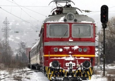Временно е преустановено движението на влакове между гарите Шумен и
