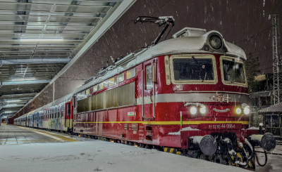Падналият обилен сняг блокира движението и на влаковете на много