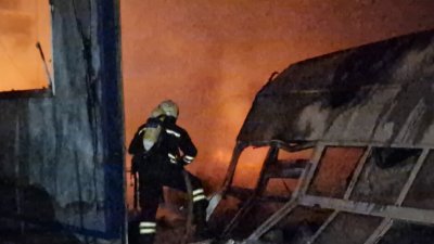 Пожар горя във фабрика за пелети в казанлъшкото село Дунавци