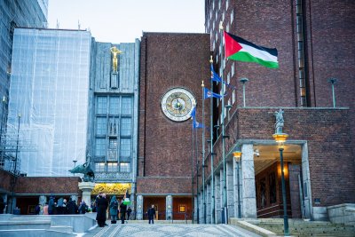 Кметицата на Осло издигна огромно знаме на Палестина над общината