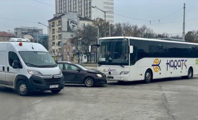 Пътнически автобус и кола се удариха пред Централна гара-София (СНИМКА)