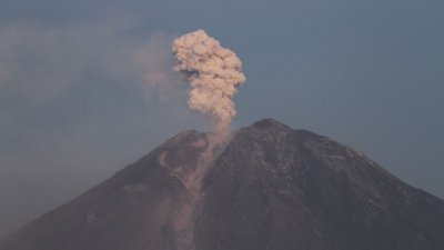 Най малко 11 алпинисти са загинали след изригването на вулкан в
