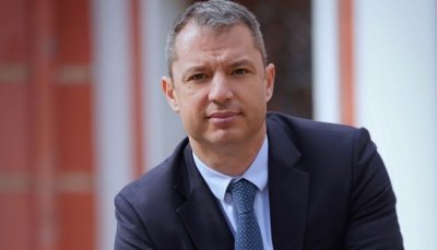 Председателят на парламентарната енергийна комисия Делян Добрев се принуди да