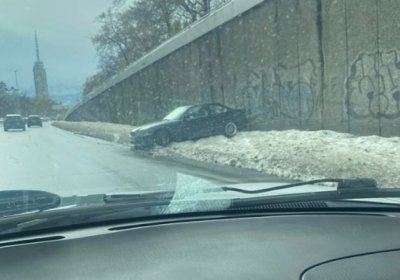 Заради лед на пътя: Шофьор се блъсна в бетонна стена в София