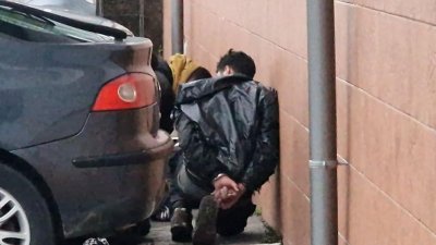 Задържаха българин и сириец за незаконно подпомагане на 27 нелегални мигранти в София