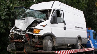 Микробус се удари в ремаркето на товарен автомобил в Кресненското