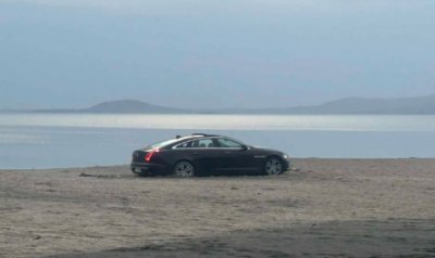 Луксозен автомобил с украинска регистрация заседна в пясъка на Северния